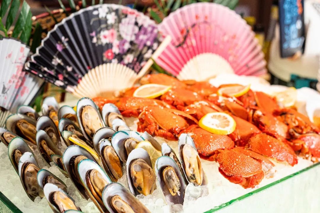 洲际旗下【杭州龙湖滨江天街假日酒店豪华自助·超长有效期·圣诞元旦通用·年终限量发售】仅118元抢门市价327元【滨江天街假日酒店清悦全日餐厅】自助晚餐1大1小!三文鱼、刺身、各式海鲜、牛排羊排、热菜、烧烤、法棍面包、甜品......无限畅吃。享受完美食下楼再逛个街!!商场免费停车三小时