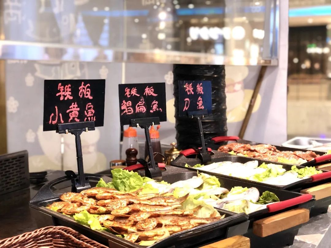 【无需预约·两店通用·地铁直达·牛其林自助牛排海鲜烤肉火锅餐厅】这个冬天来一场豪横自助盛宴吧!现仅88元享超划算的1大1小自助套餐!鲍鱼、阿根廷红虾、铁板牛排、海鲜、烧烤、刺身、煎扒、热菜、寿司近300种菜品....更有冰淇淋水果甜品,超丰富品类,畅吃不限量!朋友聚会公司聚餐情侣约会打卡地!