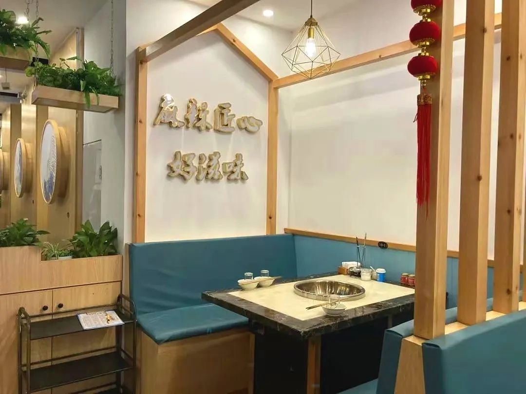 微信图片_202012161331439_看图王.jpg 【渝匠鲜老火锅】现仅69.9元可抢门市价186元火锅3-4人餐:精品脆毛肚拼鸭肠+麻辣镰刀郡片+三线肉+凤爪+火腿肠+鲜鸭血+手工面块+藕片+青菜片+鲜海带苗+自助小汤圆+蛋炒饭+果汁+包红汤锅底+4人餐位费