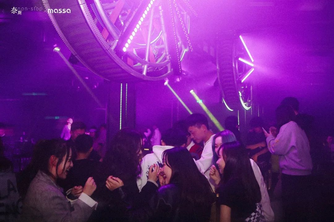 周末节假日通用!【Clubmassa·南京1912街区】诺亚方舟娱乐公司旗下潮炫酒吧!29.9元购门市价900元啤酒套餐。雪花啤酒10瓶+中份果盘...