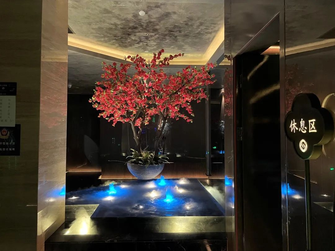 【无需预约·转塘金街美地旁】超赞特色高奢水汇场所!绝美出圈打卡地!仅需68元享【水韵汇单人浴资票】畅玩18小时,含3餐自助!可携带1.2m以下儿童1位~是集洗浴休闲、宝石理疗、美容养生、棋牌游艺、SPA按摩、南北美食、中外香茗、音乐娱乐等,多功能于一体的杭城休闲航母。一票尽享,休闲嗨玩一整天!