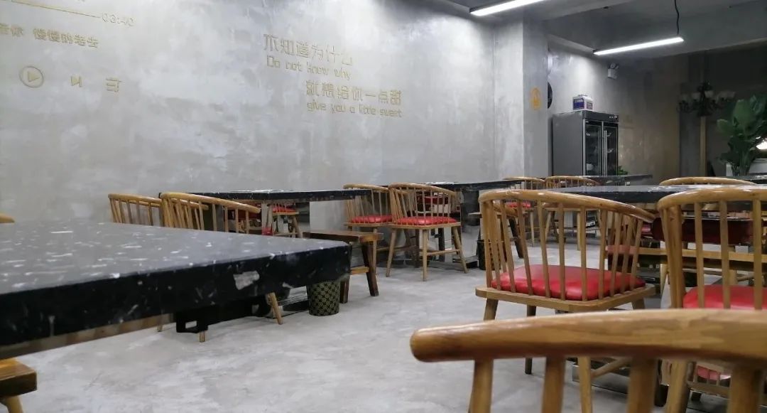 【地铁4号线直达·凤九明光路免预约|牛妥妥®小八月串串香】¥39.9元=200根签签(荤素任选)+100瓶啤酒(上不封顶随便喝)+独家秘制特色酸菜/牛油锅底;吃货的天堂,酒友的盛宴,来这里聚会,美味又实惠
