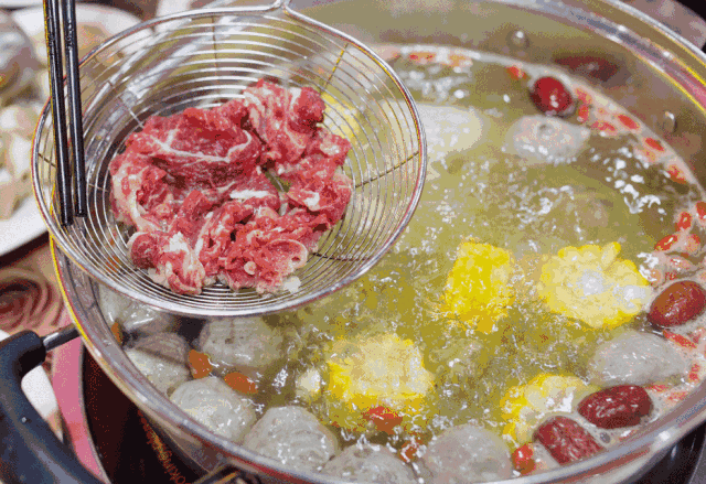 免预约,春节可用【万达广场&牪犇·潮汕鲜牛肉火锅】薅羊毛~仅68元/118元享超值套餐:牛骨锅底+吊龙+牛百叶+贡丸+蟹肉棒+特色本地鸡+牛杂拼盘+牛肉丸……还有超多可口素菜,等你来袭 ~