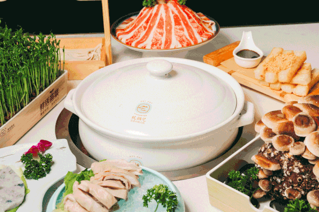 【新店开业·拱墅万达·同人广场双店同庆·杭锅儿筒骨砂锅】隐逸西湖好味道!快来打卡浙江地区本土人气火锅!现仅139元可享杭锅儿超值筒骨砂锅3~4人餐,筒骨砂锅(中锅),谷饲滑牛肉,招牌虾滑,皇冠黑猪梅花肉,厚脸皮,老油条,生菜,白萝卜,金桔柠檬百香果!丰富菜品,开启你的冬日火锅盛宴!