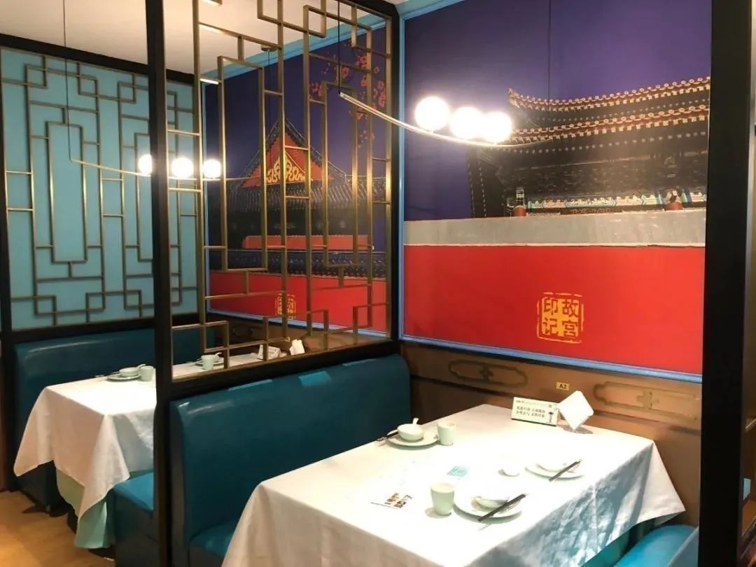 【两店通用】北京来的果木烤鸭,让人一个月想打卡30次!158元抢购门市价476元京悦荟超值套餐~老北京烤鸭半只(包含甜面酱,黄瓜,京葱)、海松茸拌海蜇、佛门素鲍鱼、深海黄鱼鲞蒸臭豆腐、避风塘椒盐牛蛙、辣炒花蛤滑鸡……