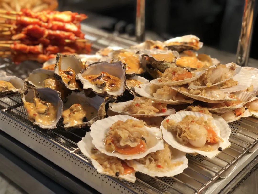 洲际旗下【杭州龙湖滨江天街假日酒店豪华自助·超长有效期·圣诞元旦通用·年终限量发售】仅118元抢门市价327元【滨江天街假日酒店清悦全日餐厅】自助晚餐1大1小!三文鱼、刺身、各式海鲜、牛排羊排、热菜、烧烤、法棍面包、甜品......无限畅吃。享受完美食下楼再逛个街!!商场免费停车三小时