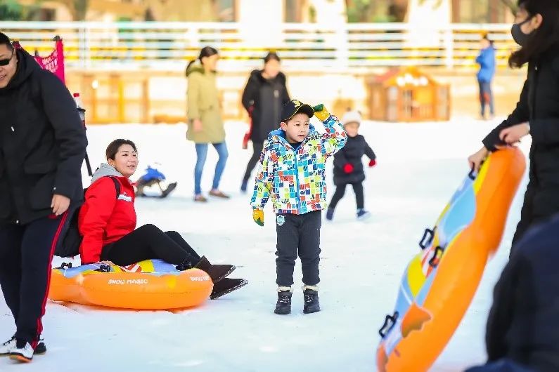 【无需预约~天津人家门口的滑雪场】仅99元抢门市价120元的【冰雪节套餐】天津海昌极地海洋公园滑雪场场内8大滑雪项目通玩(极地动物大合集、七彩雪道、疯狂飞碟、超级碗、阿里巴巴大探宝、迷你摩托、雪地飞车、平衡车)等~【天津海昌极地冰雪节 ,承包剩余冬天里的欢乐与惊喜 ,生活中感受不到的欢声笑语 ,极地冰雪节给你!】周末节假日通用不加价