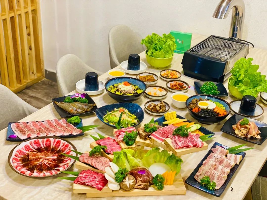 【A/B套餐5店通用·无需预约】打卡正宗韩国味道!仅需118元/188元享门市价368元/588元【春唇&沸乐萌&韩村5店通用套餐】烤牛肉、牛舌、肥牛、牛仔骨、雪花西冷牛肉、雪花和牛、la牛排、雪花牛小排、烤虾、精品五花肉、牛肉拌饭。。。。十种小菜应有尽有,享受美食盛宴