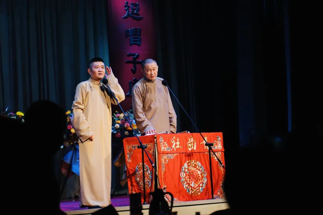 【青曲社鼓楼剧场】每天¥5.3,相声乐不停,青丝们看过来,青曲社实力宠粉,仅159元抢门市价4278元的青曲社鼓楼剧场青云卡1张,再送138区域门票1张!一个月内,不限次使用(每晚都能看)!抓住“相声节”的尾巴,感受陕派相声精华,青曲社特惠月卡,30天,精彩乐不停。