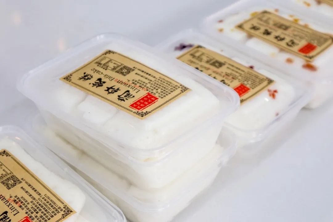 火爆加推!【2店通用|无需预约】网红发糕,你以为浪得虚名?【蔺轩发糕】堪称发糕一霸,掀起一股杭儿风,现在仅需9.9元享门市价20元发糕任选两盒,经典原味发糕、招牌桂花发糕、桃桃仙黄桃发糕、风味蔓越莓发糕、飘香核桃芝麻发糕、浓郁红糖发糕、小米鸡蛋糕... 开锅五分钟就卖光的杭州老餮,重度糯叽叽爱好者必吃!