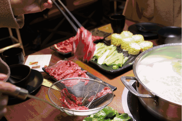 免预约,春节可用【万达广场&牪犇·潮汕鲜牛肉火锅】薅羊毛~仅68元/118元享超值套餐:牛骨锅底+吊龙+牛百叶+贡丸+蟹肉棒+特色本地鸡+牛杂拼盘+牛肉丸……还有超多可口素菜,等你来袭 ~
