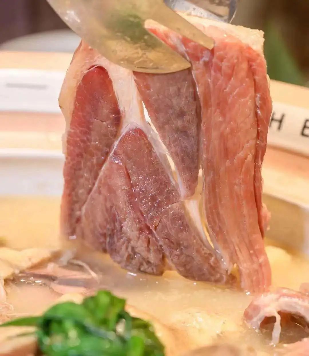 9_微信图片_202012161511191.jpg 【湖滨商圈|无需预约|地铁直达】尽情喝汤,放肆吃肉~88元抢门市价256元【荷中鱼】 老鸭煲套餐!鸭子一只(2.5-3斤)+(小青菜、火腿、笋)+涮菜:米线、千张、鸭血、千页豆腐、火腿片、培根!