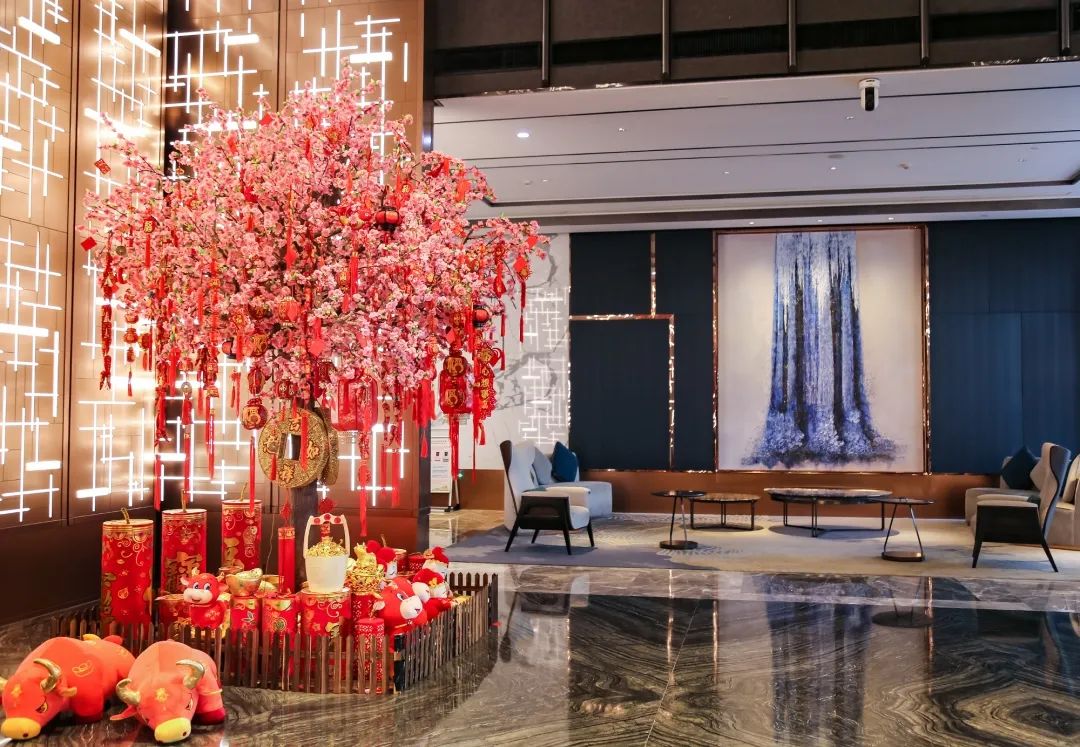 【春节不加价】足不出沪享受度假!入住洲际旗下宝藏酒店!699元/998元/1198元抢【上海建工浦江皇冠假日酒店】高级房/豪华房套餐!私享1300㎡草坪花园,毗邻浦江郊野公园!还有丰盛早/晚餐等着你!