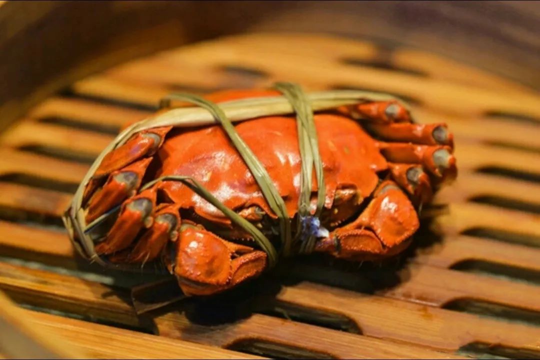 微信图片_20201223181932.jpg 【蝉联两年黑珍珠餐厅•天伦里•三店通用】杭城必吃的蟹料理顶级餐厅,荣获黑珍珠、携程美食林、五星商户、必吃榜等多项殊荣的蟹料理餐厅!现仅2688元抢门市价4488元【天伦里聚会宴请10人餐】冷菜8道+热菜12道+点心2道✔天伦里熟醉蟹✔黑蒜炒波龙✔糟骨头蒸肉蟹✔广式蒸深海石斑鱼✔豆面烧甲鱼✔黑椒法式鹅肝安格斯牛肉✔鲜人参老鸡汤10位等……仪式感和美味并存!节假日通用,最多可叠加三张使用~