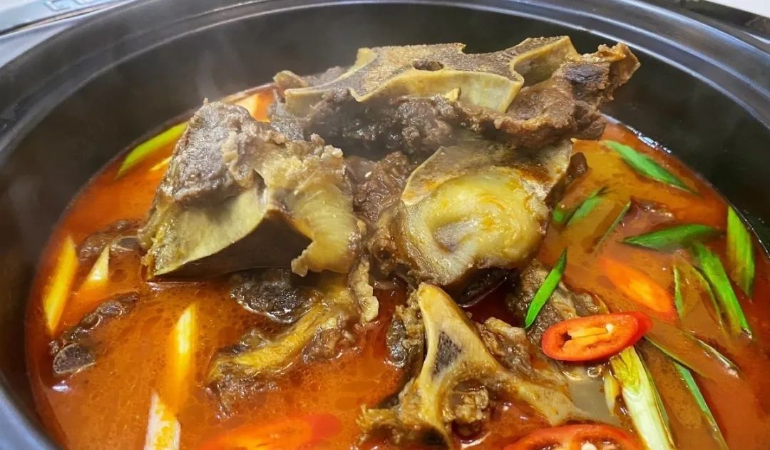 457883949c7931a71b8f55f5902430a.jpg 【无需预约|两店通用|圣诞节元旦节通用】68元抢【肥牛集市•专业吃牛】冬日特惠套餐!网红打卡地胜利河美食街&西湖景区内等你来打卡!锅底:菌菇肉丸牛骨汤锅/麻辣牛蝎子锅(2.5斤左右)二选一!配菜: 贡丸、鸭肠、午餐肉、豆芽、老豆腐……从白天到黑夜,在这里,吃上一天都不够!
