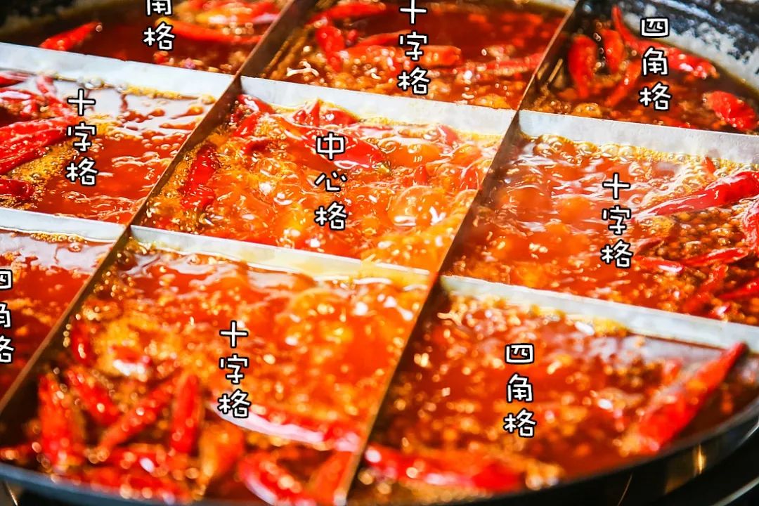 【南岸区丨熠焰老火锅】仅39.9元抢购门市价128元2~4人餐!5荤5素加红汤锅底!仅89.9元抢购门市价268元6~8人餐!8荤8素加红汤锅底!屠场鲜毛肚、鲜鸭肠、现切老肉片、肥牛卷、蛋滑牛肝、特色秘制鸡小肚、梅林午餐肉、卤鹌鹑蛋、鲜鸭血、红苕粉、木耳、豆干、土豆、金针菇、豆芽、冬瓜...这家九宫格火锅,一筷子涮出了重庆味的灵魂!