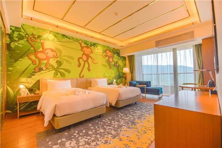 【元旦春节皆可预约】499元起打卡【龙之梦动物世界大酒店】!双旦特惠来袭!动物主题房1晚+双人自助早餐+双人动物世界步行区门票(含免费车行区小火车)+双人图影湿地门票,免费观赏35000平太湖水舞秀!