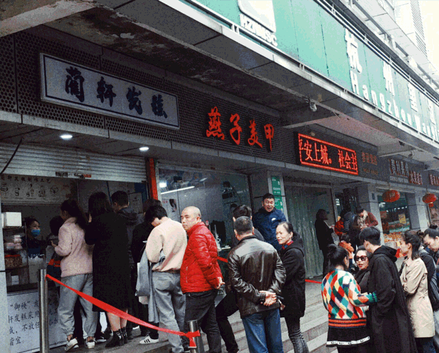 火爆加推!【2店通用|无需预约】网红发糕,你以为浪得虚名?【蔺轩发糕】堪称发糕一霸,掀起一股杭儿风,现在仅需9.9元享门市价20元发糕任选两盒,经典原味发糕、招牌桂花发糕、桃桃仙黄桃发糕、风味蔓越莓发糕、飘香核桃芝麻发糕、浓郁红糖发糕、小米鸡蛋糕... 开锅五分钟就卖光的杭州老餮,重度糯叽叽爱好者必吃!