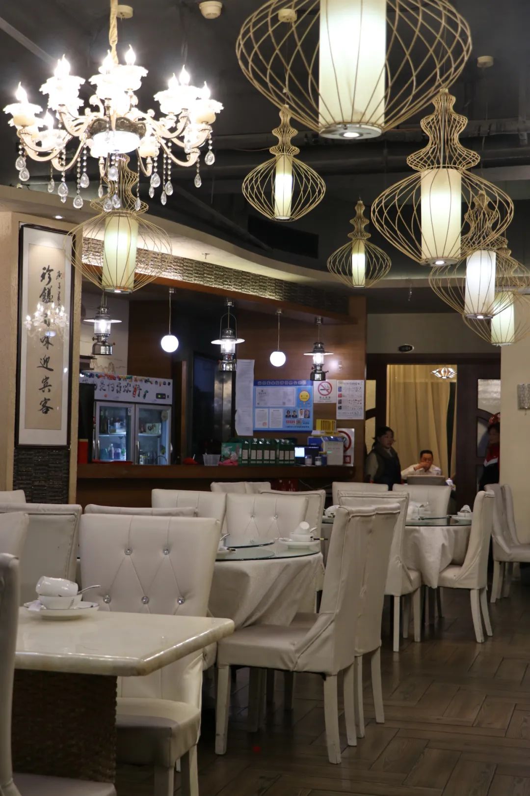 【中信广场地铁直达 节假日通用】 1688在上海来小花园吃豪华年夜饭!仅798元抢【小花园餐厅】平日优惠套餐:黄油焗青龙+松子鲈鱼+手抓牛大骨+蒜香蒸鲍鱼(10只)+黄山土鸡汤等16道餐品~ (请于2021年2月7日之前使用!)1688元抢【年夜饭套餐】:青龙+至尊佛跳墙+牛气冲天+羊肉煲+虾仔大海参+清蒸老虎斑等24道餐品(请于2021年2月14日之前使用!)