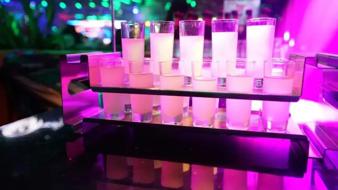 九街新店开业!【辰色酒馆】全国连锁辰色酒馆终于落户重庆啦!29.9元起购超值酒水套餐!专属年轻人的酒馆~重庆娃儿的微醺夜生活!辰色斗酒暗恋、爱之醉、百威....