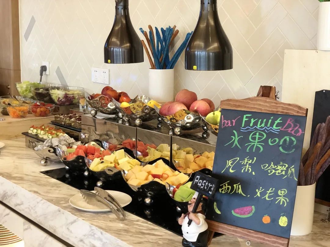 洲际旗下【杭州龙湖滨江天街假日酒店豪华自助·超长有效期·圣诞元旦通用·年终限量发售】仅118元抢门市价327元【滨江天街假日酒店清悦全日餐厅】自助晚餐1大1小!三文鱼、刺身、各式海鲜、牛排羊排、热菜、烧烤、法棍面包、甜品......无限畅吃。享受完美食下楼再逛个街!!商场免费停车三小时