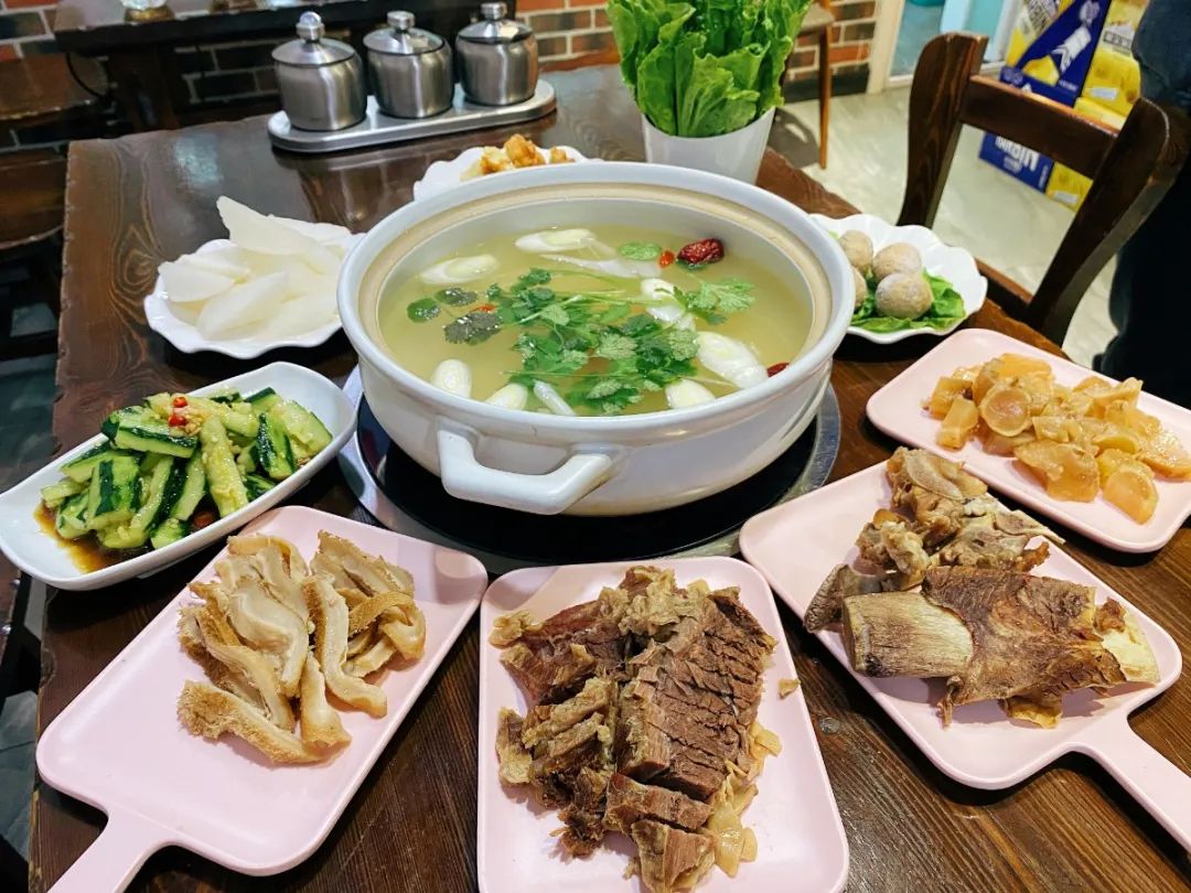【地铁新塘站|无需预约】颠覆牛肉暖锅,不腥不膻迷倒你的胃!68元抢门市价168元【瀚牛馆】牛肉暖锅2-3人餐!牛肉清汤砂锅+牛骨、牛腩、牛筋、牛肚、牛肉丸……