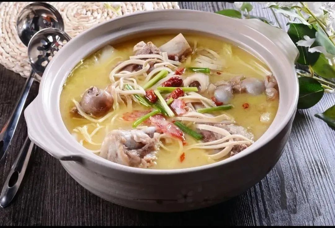四小时慢熬,让人回味无穷的砂锅筒骨!59元抢【金华砂锅】2-3人餐!砂锅筒骨(四根骨头+千张+辣笋+香肠)、肥牛、白萝卜、鸭血…