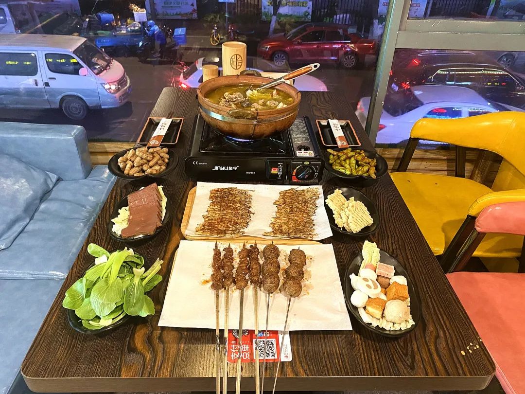 【无需预约•叁拾小烧烤BBQ】仅99元抢超值3~4人套餐,养生火锅烧烤宴,滋补人参鸡火锅+羊肉烧烤+潮汕手打牛肉丸烧烤+……