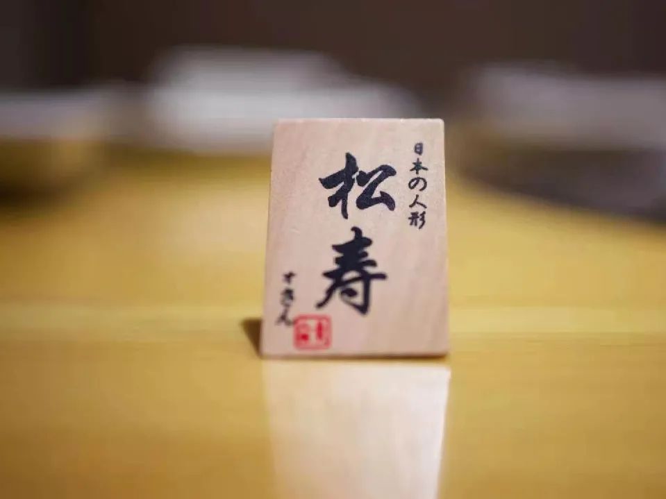 【大众点评五星金牌日料|无需预约|西湖文化广场地铁直达|元旦可用】色香味俱全,用实力诠释着什么叫做经典~138元抢门市价410元【三郎日料】冬日特惠套餐!✔前菜:自制土豆泥+芥末章鱼+水煮毛豆 ✔沙拉:金枪鱼色拉 ✔寿喜锅:招牌牛肉泡菜锅 ✔招牌:自创乐座南蛮鸡 ✔其他:芝士焗蟹宝2个 ✔寿司:加州半卷*4 ✔炖物:日式牛肉炖萝卜……