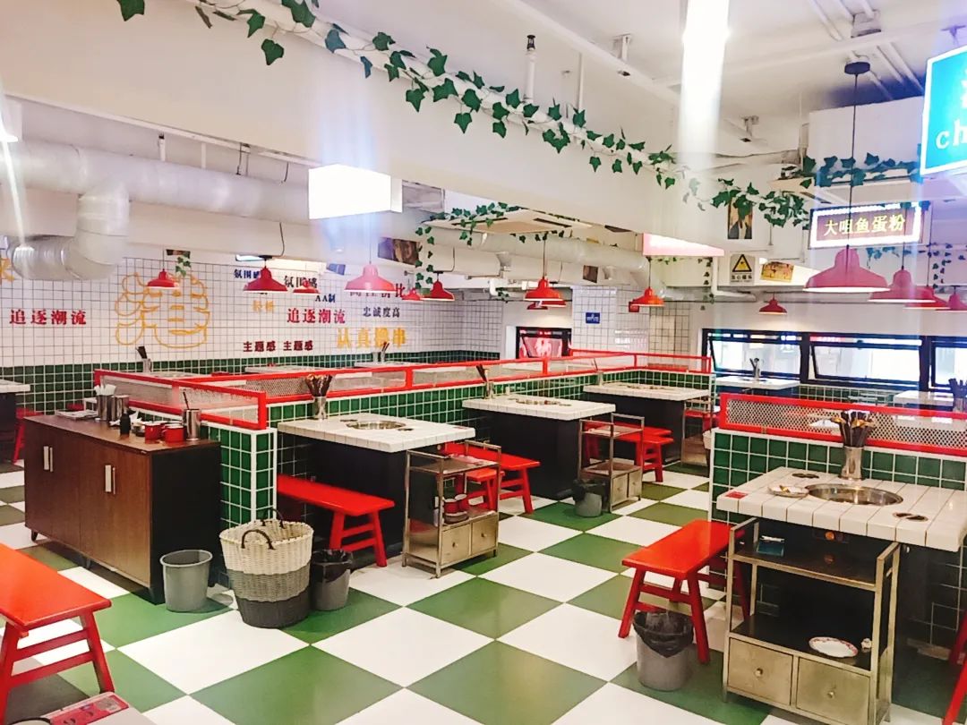 【无需预约·宝山万达店|港姐姐·掌中宝串串】仅99元享门市价274元2~3人餐!锅底(4选1)+ 80根签签(荤素任选)+九尺鹅肠 +精品肥牛+小推车(蟹柳)+娃娃菜+红糖糍粑+酸梅汤+调料!复古港风串串,颜值和味道兼并,人气“燃爆”!