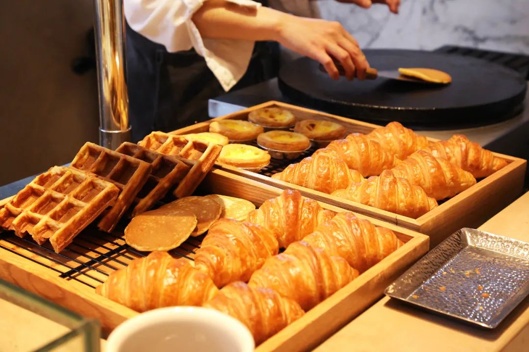 【春节不加价】足不出沪享受度假!入住洲际旗下宝藏酒店!699元/998元/1198元抢【上海建工浦江皇冠假日酒店】高级房/豪华房套餐!私享1300㎡草坪花园,毗邻浦江郊野公园!还有丰盛早/晚餐等着你!