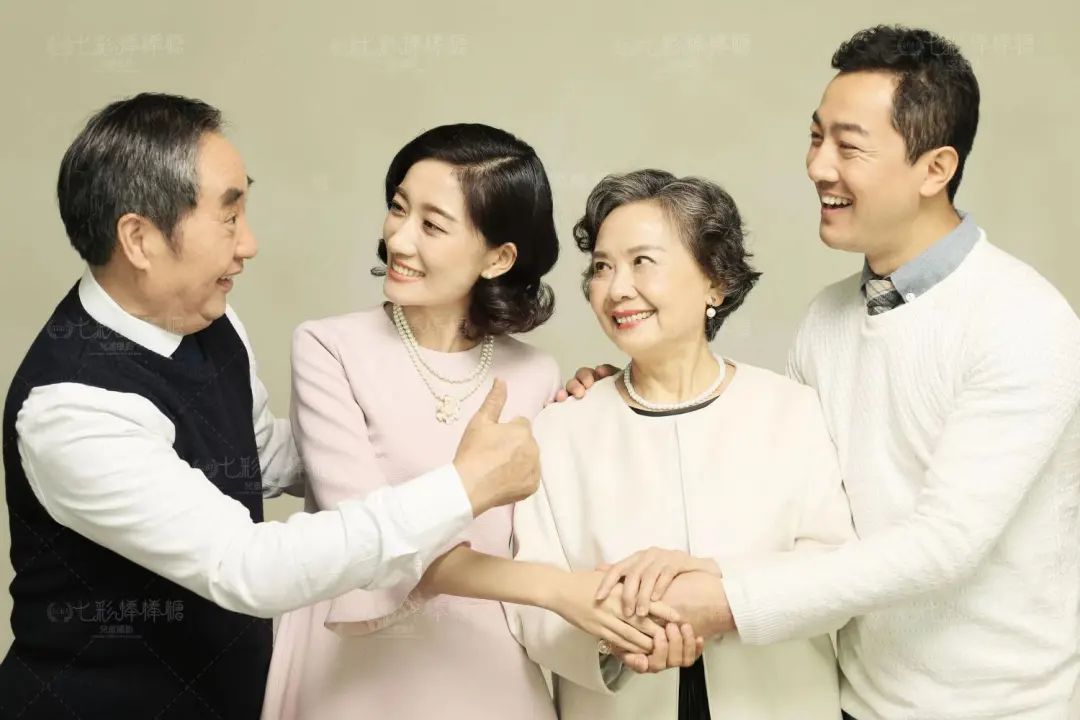 【新城区|七彩棒棒糖儿童摄影】牛年新春全家福!68元抢门市价1088元的全家福摄影套餐!宝宝2服2造+全家福亲子拍摄一组,阖家欢乐,团团圆圆,欢天喜地迎新年!