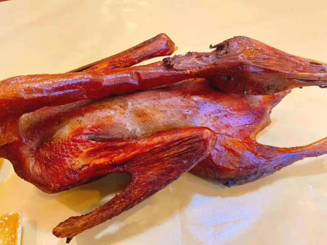 【窑阿婆民间坑烤·三店通用】特色美食,风味十足!土窑美味限时钜惠,仅99元抢门市价286元超值套餐:大鹅一只(约6斤),鸡手一份,麻辣鸡肝, 麻婆面筋,土豆2个,地瓜2个,自制皮冻...超多菜品,吃到扶墙!