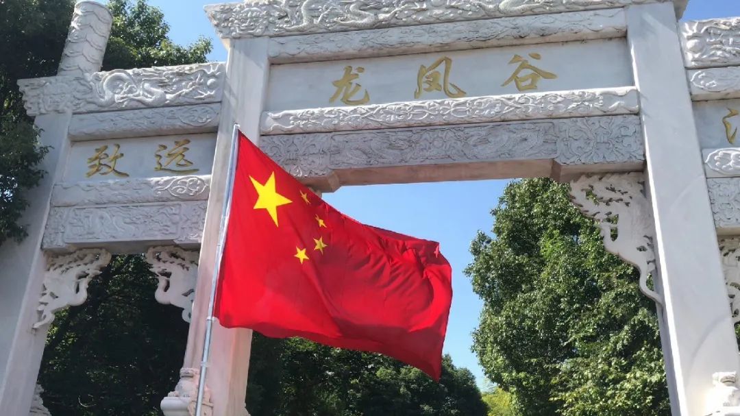 【千千特惠·龙凤谷】华东首座跨湖观瀑玻璃桥!网红打卡胜地!49.9元起即抢龙凤谷景区套票!龙凤谷景区门票+玻璃桥票成人票1张,快来感受天地间的尖叫!