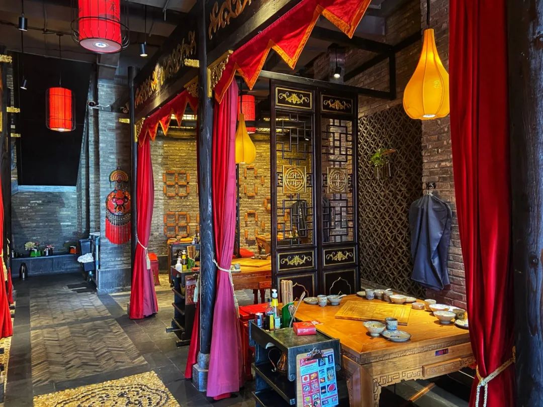 【近欧亚卖场.高新光谷大街.凤王府成都火锅】【品质火锅店|周一至周五无需预约.2人及以上任意人数使用】火锅界的“Super star”!仅128元即可享门市价500元的10荤套餐,锅底3选一: 牛油骨汤鸳鸯锅、王府秘制红汤锅、一口没有浮华的锅底+王府屠场毛肚+纯手工鲜虾滑+ 霜降牛肉+ 锡盟小肥羊+ 鲍鱼(根据人数上)+ 一米鲜鸭肠+QQ脆鱼片+ 串串青虾+ 黄金芝士条+鸭血旺+调料6位+自助小零食~