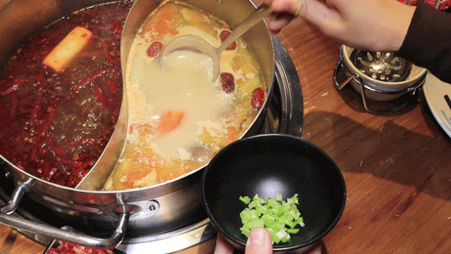 免预约,春节可用【万达广场&牪犇·潮汕鲜牛肉火锅】薅羊毛~仅68元/118元享超值套餐:牛骨锅底+吊龙+牛百叶+贡丸+蟹肉棒+特色本地鸡+牛杂拼盘+牛肉丸……还有超多可口素菜,等你来袭 ~