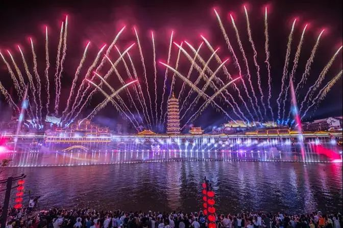 【元旦春节皆可预约】499元起打卡【龙之梦动物世界大酒店】!双旦特惠来袭!动物主题房1晚+双人自助早餐+双人动物世界步行区门票(含免费车行区小火车)+双人图影湿地门票,免费观赏35000平太湖水舞秀!