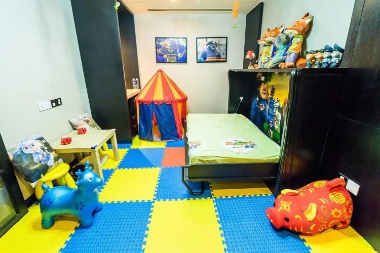 【动漫控必住の五星标准度假酒店】仅799元起入住【夏阳湖皇冠假日酒店儿童套房】9大主题随机入住,感受拆盲盒般的惊喜体验!直面130亩“魔都小西湖”,坐拥160㎡室外动物园!足不出沪轻松度假!