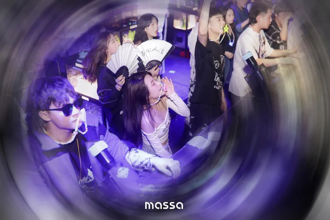 周末节假日通用!【Clubmassa·南京1912街区】诺亚方舟娱乐公司旗下潮炫酒吧!29.9元购门市价900元啤酒套餐。雪花啤酒10瓶+中份果盘...