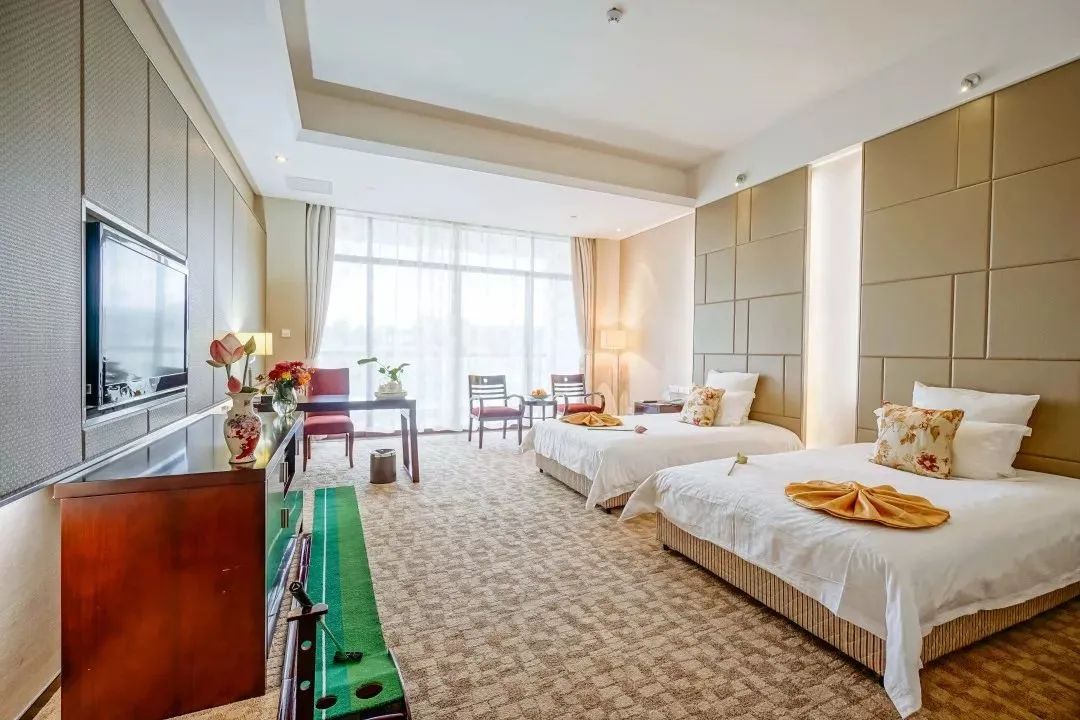 【全家欢乐游 踏青好去处】承包一座岛,吃住玩全含~399元抢超值2大1小亲子套餐!双山岛涵田高尔夫度假村双床房+自助早餐+家庭美食套餐1份(晚餐/自助晚餐)+高尔夫体验+自行车骑行...可以乘坐快艇,从繁华的城市开往纯净的江上慢岛~快和家人一起去赴一场自由惬意的约会!