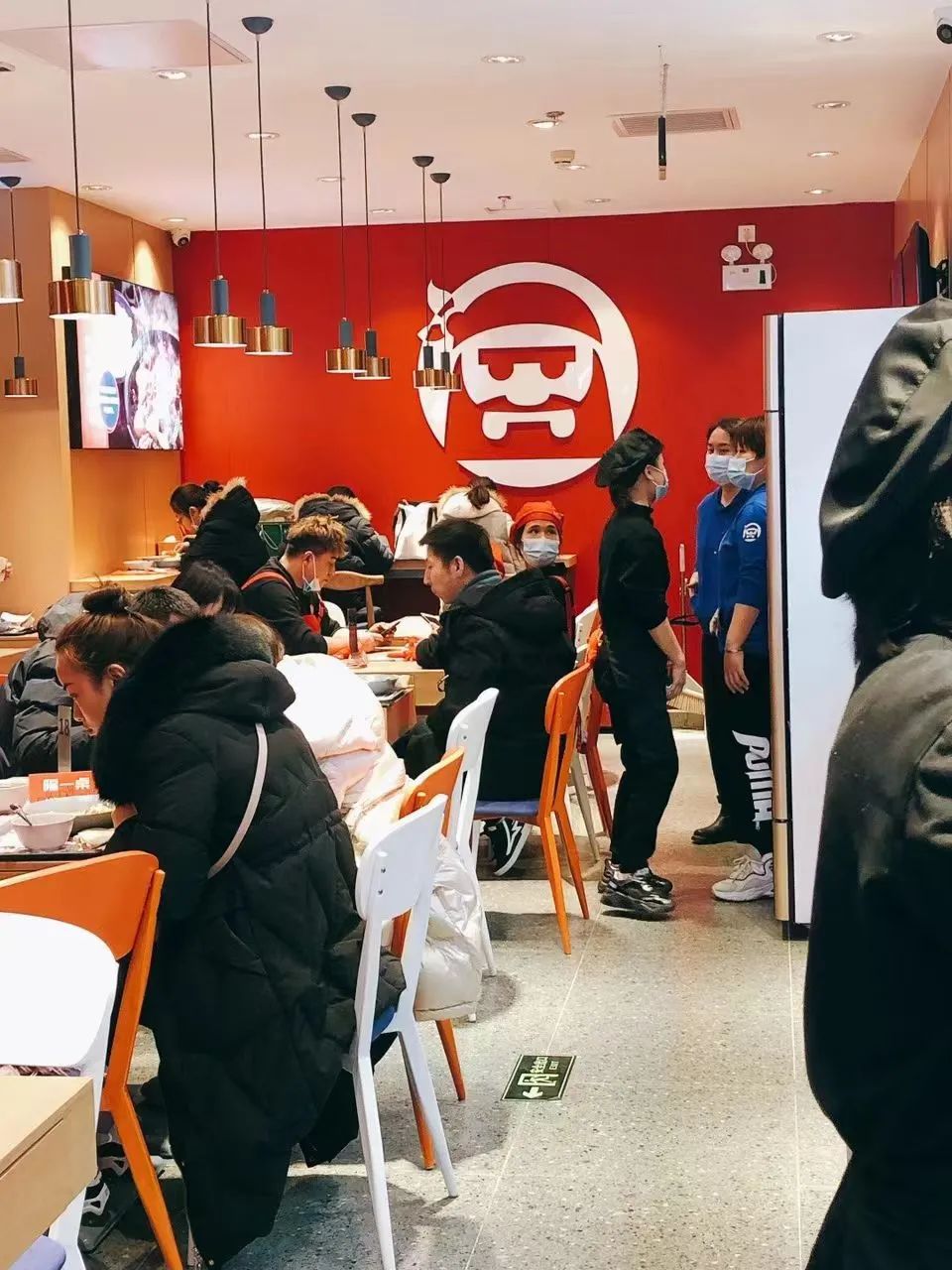 【长宁来福士•无需预约】火爆5年!龙虾饭品类魔都网红店!都市“打工人”的工作餐的不二之选!仅需19.9元抢【海盗虾饭】单人套餐:主食:招牌/麻辣小龙虾盖饭(2选1)+甜品:桂花藕粉小圆子/莲子枸杞雪耳羹(2选1)!男朋友剥好的龙虾饭,你值得拥有!