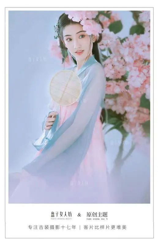 【盘子女人坊·领略大美国风】现价99元抢购门市价1888元的【古风大型连锁品牌摄影套餐】,两套精品区服饰+自带便装一套、5寸手工册一本、6张照片入册、7宫格照片墙一组...20寸木质相框一个、钱夹卡2张、【还可携带一名1.2米以下儿童拍摄亲子照】。着盛装遇明媚春光,拍古风留璀璨年华。【盘子女人坊重庆旗舰店】邀你再现中式秀美,专业、周到、精致