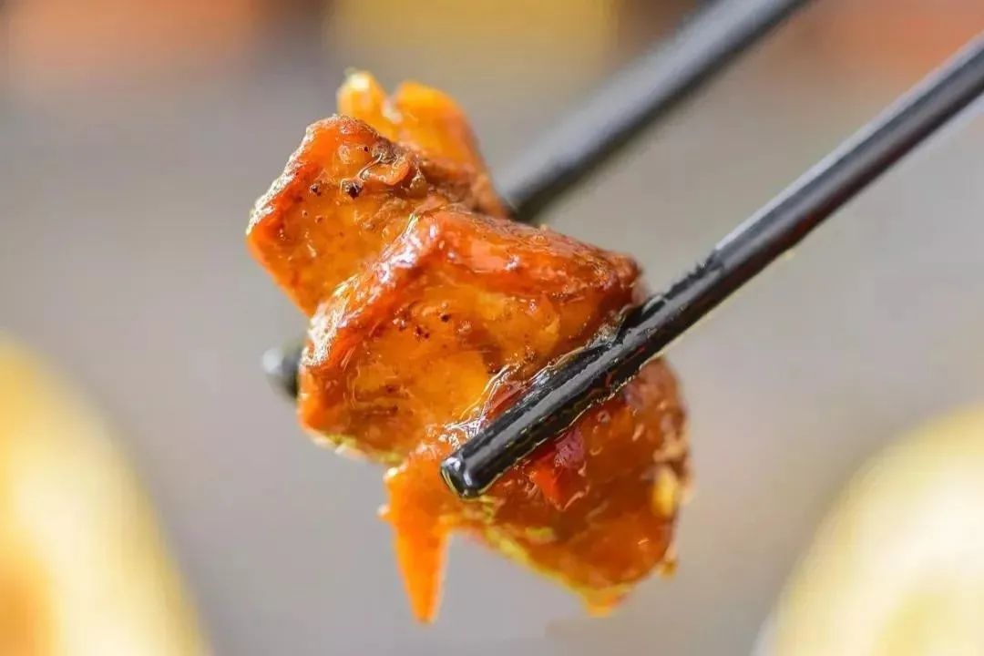 640.webp (3).jpg 【近三墩地铁站·西湖区嗨味街】喷香的饼遇上鲜香的肉,一锅满足所有需求 !68元抢门市价门市价168元【嗨味炭烤部落】地锅鸡套餐!地锅鸡1份(本鸡2斤左右)+丰富配菜!88元抢门市价208元地锅鹅套餐!地锅鹅1份(鹅肉2.5斤左右) +丰富配菜!