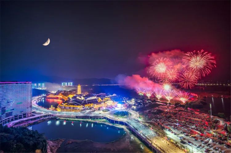 【元旦春节皆可预约】499元起打卡【龙之梦动物世界大酒店】!双旦特惠来袭!动物主题房1晚+双人自助早餐+双人动物世界步行区门票(含免费车行区小火车)+双人图影湿地门票,免费观赏35000平太湖水舞秀!