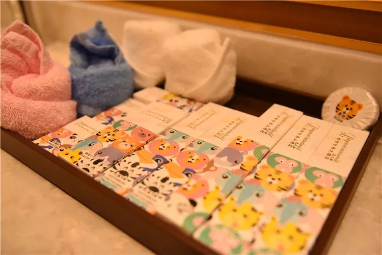 【元旦春节皆可预约】499元起打卡【龙之梦动物世界大酒店】!双旦特惠来袭!动物主题房1晚+双人自助早餐+双人动物世界步行区门票(含免费车行区小火车)+双人图影湿地门票,免费观赏35000平太湖水舞秀!