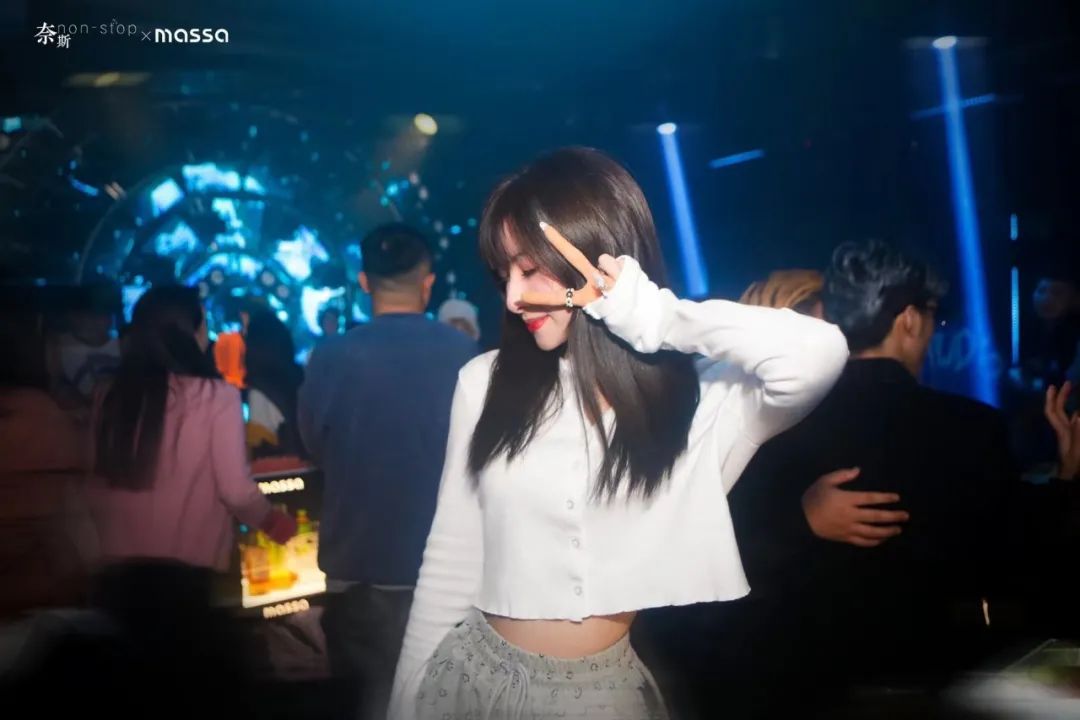 周末节假日通用!【Clubmassa·南京1912街区】诺亚方舟娱乐公司旗下潮炫酒吧!29.9元购门市价900元啤酒套餐。雪花啤酒10瓶+中份果盘...