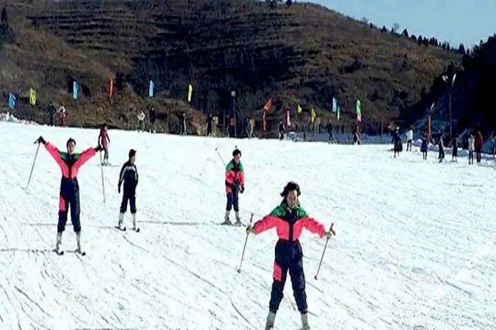 微信图片_20201116145119.jpg 【蓟县|玉龙滑雪】新春火爆加推来袭~双人票:45元双人平日票/88元双人周末票,家庭票:49元家庭票周日票/99元家庭周末票,快来体验滑雪场上的速度与激情~