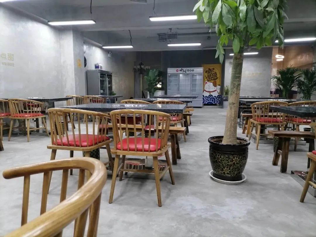 【地铁4号线直达·凤九明光路免预约|牛妥妥®小八月串串香】上百种菜品放肆撸!¥29.9元=80根签签(荤素任选)+1红盘、1白盘+锅底三鲜/椒麻/麻辣/酸菜4选一 可任意搭配成鸳鸯锅,小郡肝、秘制牛肉、秘制鸡胗、肥肠、鸡翅、广式腊肠、各式丸子···美味又实惠,敞开肚皮吃到嗨!