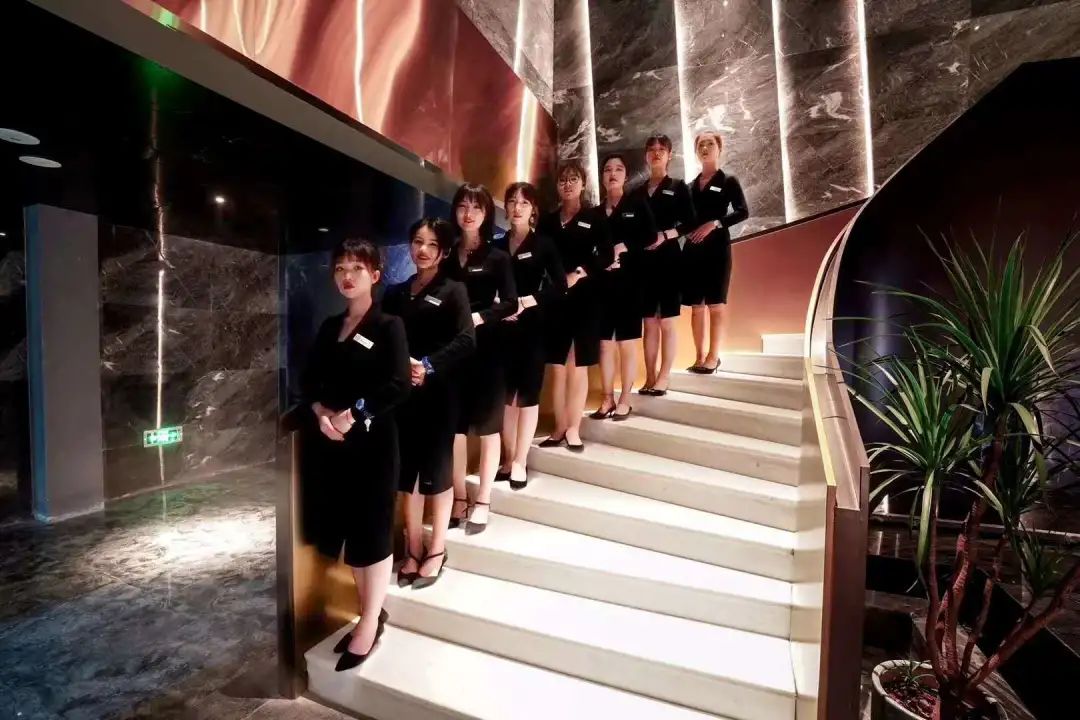 【火爆回归·无需预约 |梵宫足浴Spa】超大2000平空间,梦幻般网红高端网红打卡地!仅99元享A梵宫六脉足道原价199套餐,228元享B梵宫瑜伽沐足原价399套餐!KTV+影院+足浴+美味正餐应有尽有供你选择!肩颈、背部、手部、头部脚底按摩、颈腰盐包热敷!专业技师团队,超五星服务标准~