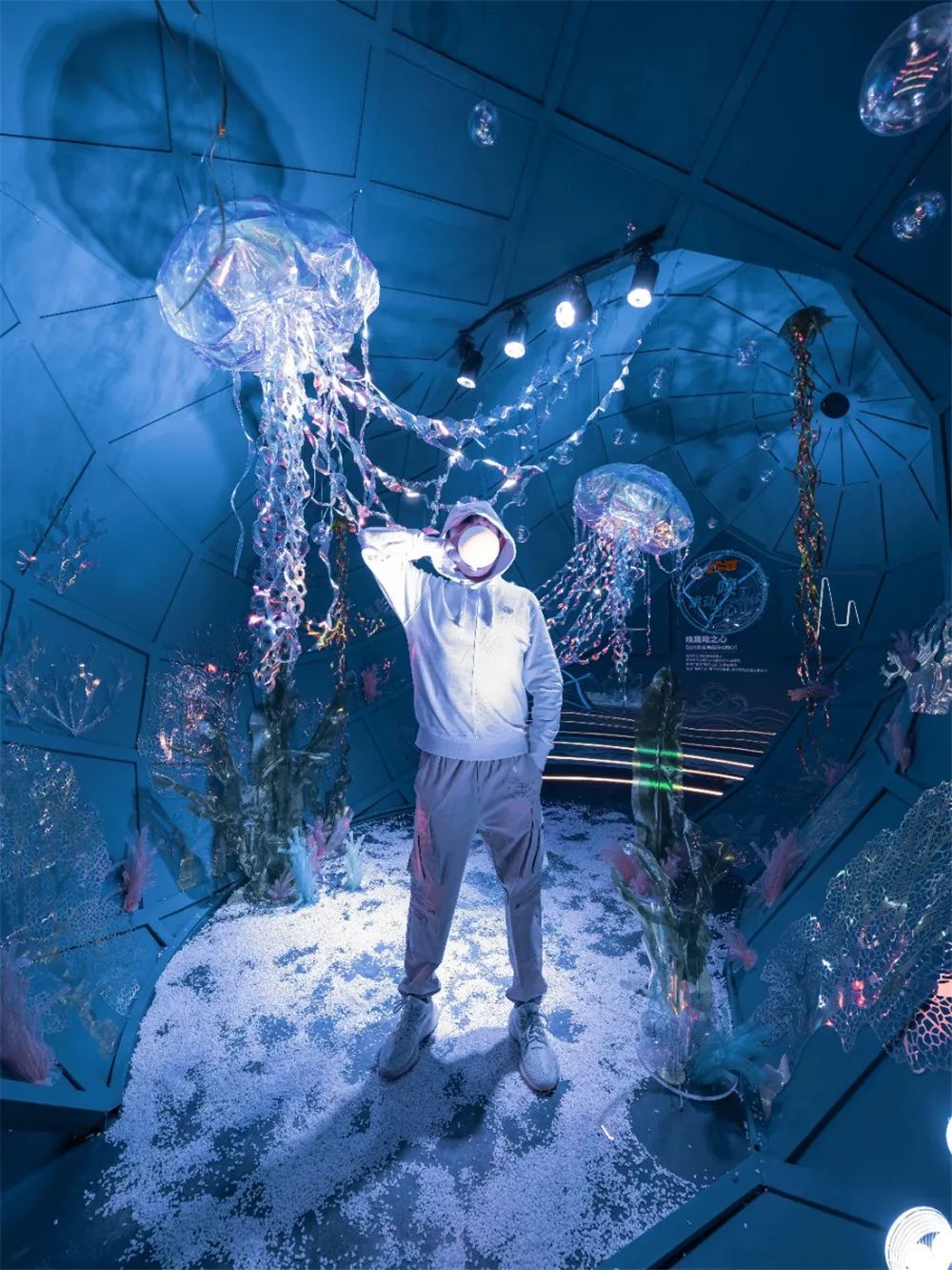 【万象城·不可错过的新年打卡指南!】火爆各大城市的《Exploring Blue·深蓝》展亮相山城!360度沉浸式展览体验,zui赛博朋克的互动游乐场,多种优惠票持续发售中,等你来撩~刷爆你的朋友圈!